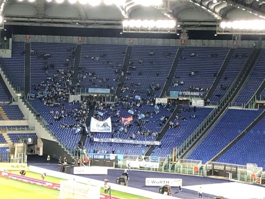 Lazio, uno striscione celebra Immobile. Ciro si concede ai tifosi – FOTO- immagine 2