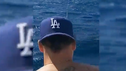 VIDEO / Come tira! Ibrahimovic in barca alle prese con la pesca