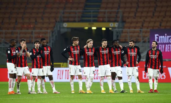 I calciatori del Milan al centro del campo durante i calci di rigore contro il Torino I calciatori del Milan al centro del campo durante i calci di rigore contro il Torino