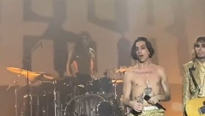 Derby di Roma, scontro a distanza tra Damiano dei Maneskin e…la Lazio ROMA LAZIO MANESKIN