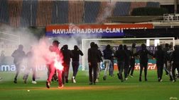 Invadono il campo e lanciano razzi: il derby Eterno croato sconvolto dagli ultras