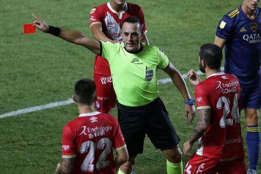 (Photo by Daniel Jayo/Getty Images) Derby di Rosario, confessione shock dell’arbitro: “Mi gioco la carriera”- immagine 2