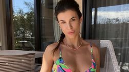 Elisabetta Canalis pazzesca tra le onde: il bikini dell’ex velina è mozzafiato
