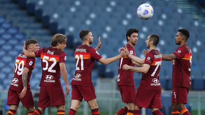 ROME, ITALY - MAY 09: Borja Mayoral of A.S Roma celebrates with team mates after scoring their side's fifth goal during the Serie A match between AS Roma and FC Crotone at Stadio Olimpico on May 09, 2021 in Rome, Italy. Sporting stadiums around Italy remain under strict restrictions due to the Coronavirus Pandemic as Government social distancing laws prohibit fans inside venues resulting in games being played behind closed doors. (Photo by Paolo Bruno/Getty Images) ROME, ITALY - MAY 09: Borja Mayoral of A.S Roma celebrates with team mates after scoring their side's fifth goal during the Serie A match between AS Roma and FC Crotone at Stadio Olimpico on May 09, 2021 in Rome, Italy. Sporting stadiums around Italy remain under strict restrictions due to the Coronavirus Pandemic as Government social distancing laws prohibit fans inside venues resulting in games being played behind closed doors. (Photo by Paolo Bruno/Getty Images)
