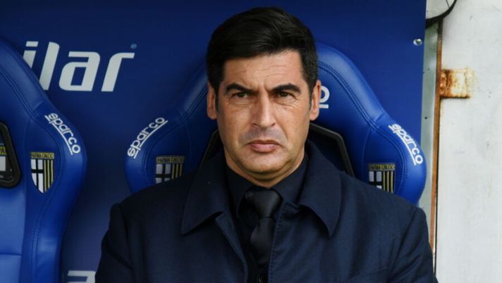 PARMA, ITALY - MARCH 14: Paulo Fonseca, Head Coach of Roma looks on prior to the Serie A match between Parma Calcio and AS Roma at Stadio Ennio Tardini on March 14, 2021 in Parma, Italy. Sporting stadiums around Italy remain under strict restrictions due to the Coronavirus Pandemic as Government social distancing laws prohibit fans inside venues resulting in games being played behind closed doors. (Photo by Alessandro Sabattini/Getty Images) Fonseca: “Smalling è out, ma non si opera! Quando tornano Mkhitaryan e Veretout” - immagine 1