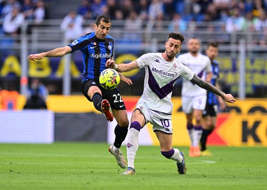 MILAN, ITALY - APRIL 01: Henrikh Mkitaryan of FC Internazionale competes for the ball with Gaetano Castrovilli of ACF Fiorentina during the Serie A match between FC Internazionale and ACF Fiorentina at Stadio Giuseppe Meazza on April 01, 2023 in Milan, Italy. (Photo by Mattia Ozbot - Inter/Inter via Getty Images) castrovilli