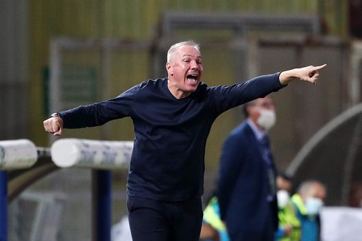 BENEVENTO, ITALY - OCTOBER 03: Massimiliano Alvini Perugia coach gestures during the Serie B match between Benevento and Perugia at Stadio Ciro Vigorito on October 03, 2021 in Benevento, Italy. (Photo by Francesco Pecoraro/Getty Images) Ufficiale, il fucecchiese Alvini è il nuovo tecnico della Cremonese- immagine 2
