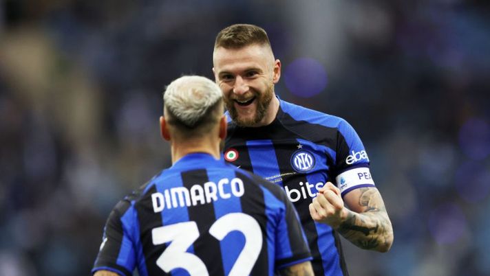 RIYADH, SAUDI ARABIA - JANUARY 18: Federico Dimarco of FC Internazionale celebrates after scoring the team's first goal with teammates Milan Skriniar during the EA Sports Supercup match between AC Milan and FC Internazionale at King Fahd International Stadium on January 18, 2023 in Riyadh, Saudi Arabia. (Photo by Yasser Bakhsh/Getty Images) Inter, Gazzetta: “Tra Dimarco, Skriniar e Correa c’è un giocatore che preoccupa di più” - immagine 1