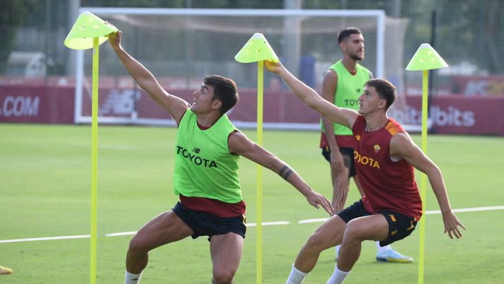 Roma, Kumbulla scherza in allenamento con Dybala: “Chi vince?” - immagine 1