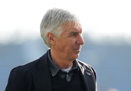 BERGAMO, ITALY - DECEMBER 18: Gian Piero Gasperini, Atalanta BC perfeorms a pitch inspection ahea of the Serie A match between Atalanta BC and AS Roma at Gewiss Stadium on December 18, 2021 in Bergamo, Italy. (Photo by Emilio Andreoli/Getty Images) BERGAMO, ITALY - DECEMBER 18: Gian Piero Gasperini, Atalanta BC perfeorms a pitch inspection ahea of the Serie A match between Atalanta BC and AS Roma at Gewiss Stadium on December 18, 2021 in Bergamo, Italy. (Photo by Emilio Andreoli/Getty Images)