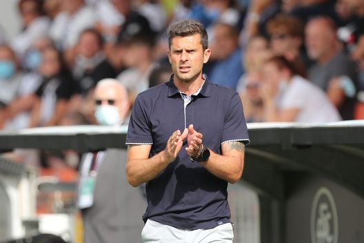 LA SPEZIA, ITALY - SEPTEMBER 25: Thiago Motta manager of Spezia Calcio gestures during the Serie A match between Spezia Calcio and AC Milan at Stadio Alberto Picco on September 25, 2021 in La Spezia, Italy. (Photo by Gabriele Maltinti/Getty Images) Thiago Motta pre Spezia-Torino: “Granata aggressivi, noi dovremo attaccare”- immagine 2