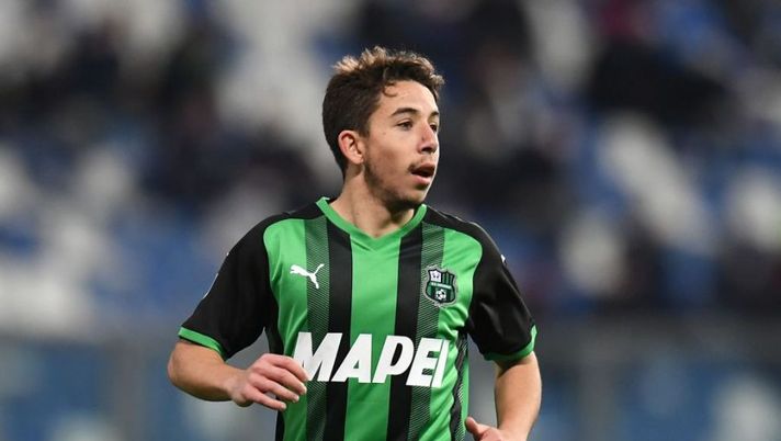 REGGIO NELL'EMILIA, ITALY - FEBRUARY 13: Maxime Lopez of US Sassuolo looks on during the Serie A match between US Sassuolo and AS Roma at Mapei Stadium - Citta' del Tricolore on February 13, 2022 in Reggio nell'Emilia, Italy. (Photo by Alessandro Sabattini/Getty Images) Maxime Lopez: “Potrei andar via! A Scamacca ho sconsigliato il PSG, lui mi aveva svelato…” - immagine 1