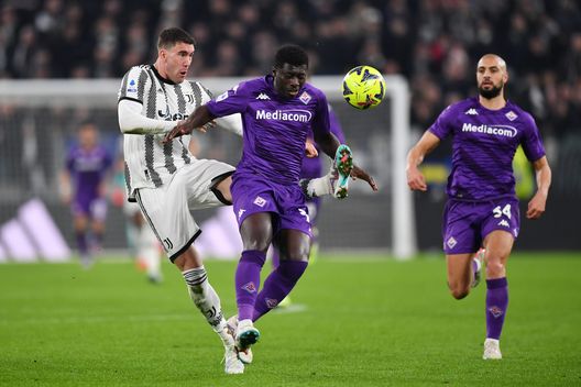 TURIN, ITALY - FEBRUARY 12: Alfred Duncan of ACF Fiorentina battles for possession with Dusan Vlahovic of Juventus during the Serie A match between Juventus and ACF Fiorentina at on February 12, 2023 in Turin, Italy. (Photo by Valerio Pennicino/Getty Images) Italiano mischia il centrocampo: si rivede Bianco? Duncan titolare- immagine 2