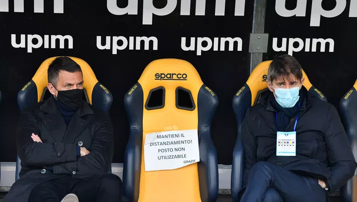 Paolo Maldini e Frederic Massara, dirigenti e uomini del mercato dell'AC Milan, in panchina prima di Verona-Milan