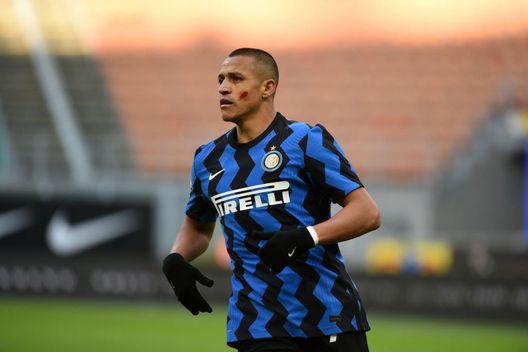 MILAN, ITALY - NOVEMBER 22: Alexis Sanchez of FC Internazionale in action during the Serie A match between FC Internazionale and Torino FC at Stadio Giuseppe Meazza on November 22, 2020 in Milan, Italy. (Photo by Pier Marco Tacca - Inter/Inter via Getty Images) MILAN, ITALY - NOVEMBER 22: Alexis Sanchez of FC Internazionale in action during the Serie A match between FC Internazionale and Torino FC at Stadio Giuseppe Meazza on November 22, 2020 in Milan, Italy. (Photo by Pier Marco Tacca - Inter/Inter via Getty Images)