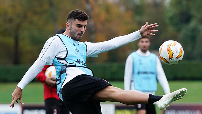 Patrick Cutrone, attaccante del Milan, in allenamento a Milanello (credits: acmilan.com) 