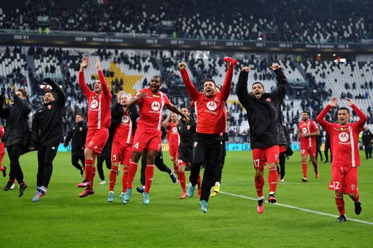 TURIN, ITALY - JANUARY 29: AC Monza players celebrate after the team's victory during the Serie A match between Juventus and AC Monza at on January 29, 2023 in Turin, Italy. (Photo by Valerio Pennicino/Getty Images) Toro, ecco il derby: il Monza insegna che questa Juve non è imbattibile- immagine 3
