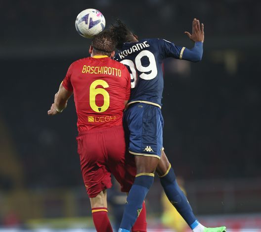 LECCE, ITALY - OCTOBER 17: Federico Baschirotto of Lecce competes for the ball with Christian Kouamè of Fiorentina during the Serie A match between US Lecce and ACF Fiorentina at Stadio Via del Mare on October 17, 2022 in Lecce, Italy. (Photo by Maurizio Lagana/Getty Images) Kouamè l’unica certezza in attacco. É ossigeno per la Fiorentina- immagine 2