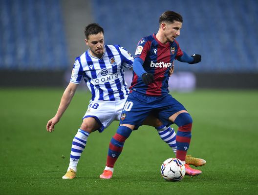 SAN SEBASTIAN, SPAIN - MARCH 07: Enis Bardhi of Levante is challenged by Andoni Gorosabel of Real Sociedad during the La Liga Santander match between Real Sociedad and Levante UD at Estadio Anoeta on March 07, 2021 in San Sebastian, Spain. Sporting stadiums around Spain remain under strict restrictions due to the Coronavirus Pandemic as Government social distancing laws prohibit fans inside venues resulting in games being played behind closed doors. (Photo by Juan Manuel Serrano Arce/Getty Images) SAN SEBASTIAN, SPAIN - MARCH 07: Enis Bardhi of Levante is challenged by Andoni Gorosabel of Real Sociedad during the La Liga Santander match between Real Sociedad and Levante UD at Estadio Anoeta on March 07, 2021 in San Sebastian, Spain. Sporting stadiums around Spain remain under strict restrictions due to the Coronavirus Pandemic as Government social distancing laws prohibit fans inside venues resulting in games being played behind closed doors. (Photo by Juan Manuel Serrano Arce/Getty Images)