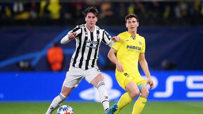 VILLARREAL, SPAIN - FEBRUARY 22: Dusan Vlahovic of Juventus battles for possession with Pau Torres of Villarreal CF during the UEFA Champions League Round Of Sixteen Leg One match between Villarreal CF and Juventus at Estadio de la Ceramica on February 22, 2022 in Villarreal, Spain. (Photo by Aitor Alcalde/Getty Images) VILLARREAL, SPAIN - FEBRUARY 22: Dusan Vlahovic of Juventus battles for possession with Pau Torres of Villarreal CF during the UEFA Champions League Round Of Sixteen Leg One match between Villarreal CF and Juventus at Estadio de la Ceramica on February 22, 2022 in Villarreal, Spain. (Photo by Aitor Alcalde/Getty Images)
