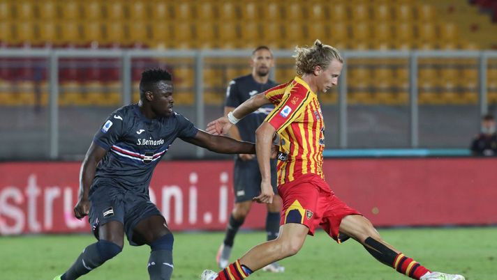 LECCE, ITALY - JULY 01: Antonin Barak of Lecce competes for the ball with Ronaldo Vieira of Sampdoria during the Serie A match between US Lecce and UC Sampdoria at Stadio Via del Mare on July 01, 2020 in Lecce, Italy. (Photo by Maurizio Lagana/Getty Images) LECCE, ITALY - JULY 01: Antonin Barak of Lecce competes for the ball with Ronaldo Vieira of Sampdoria during the Serie A match between US Lecce and UC Sampdoria at Stadio Via del Mare on July 01, 2020 in Lecce, Italy. (Photo by Maurizio Lagana/Getty Images)