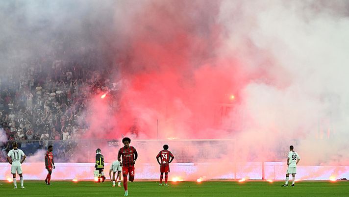 CREMONA, ITALY - JUNE 03: US Cremonese fans throw smoke bombs during the Serie A match between US Cremonese and Salernitana at Stadio Giovanni Zini on June 03, 2023 in Cremona, Italy. (Photo by Francesco Pecoraro/Getty Images) Fumogeni e derby: la “C” di Ciao Brescia nella curva della Cremonese… - immagine 1