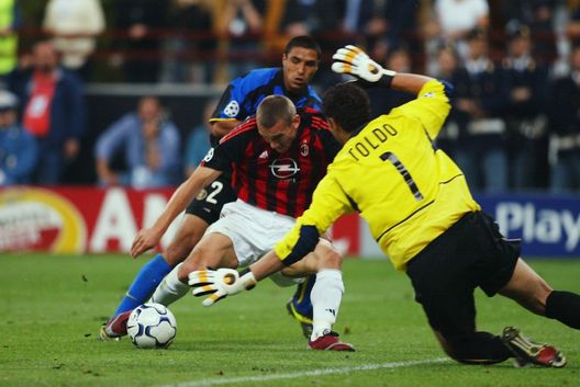  Andriy Shevchenko batte Francesco Toldo in Inter-Milan 1-1 del 13 maggio 2003, semifinale di ritorno di Champions League (credits: GETTY Images) 