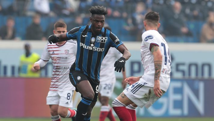 BERGAMO, ITALY - FEBRUARY 06: Duvan Zapata of Atalanta BC in action during the Serie A match between Atalanta BC and Cagliari Calcio at Gewiss Stadium on February 06, 2022 in Bergamo, Italy. (Photo by Emilio Andreoli/Getty Images) Fantacalcio Atalanta, non c’è pace per Zapata: nuovo k.o. per l’attaccante - immagine 1