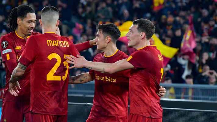 ROME, ITALY - FEBRUARY 23: Paulo Dybala of AS Roma celebrates after scoring the second goal for his team during the UEFA Europa League knockout round play-off leg two match between AS Roma and RB Salzburg at Stadio Olimpico on February 23, 2023 in Rome, Italy. (Photo by Fabio Rossi/AS Roma via Getty Images) Tandem d’attacco. Belotti e Dybala per la rimonta al Salisburgo: la Roma è una Joya - immagine 1