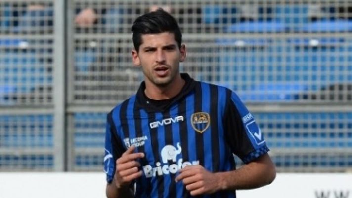 Riccardo Brosco con la maglia del Latina 