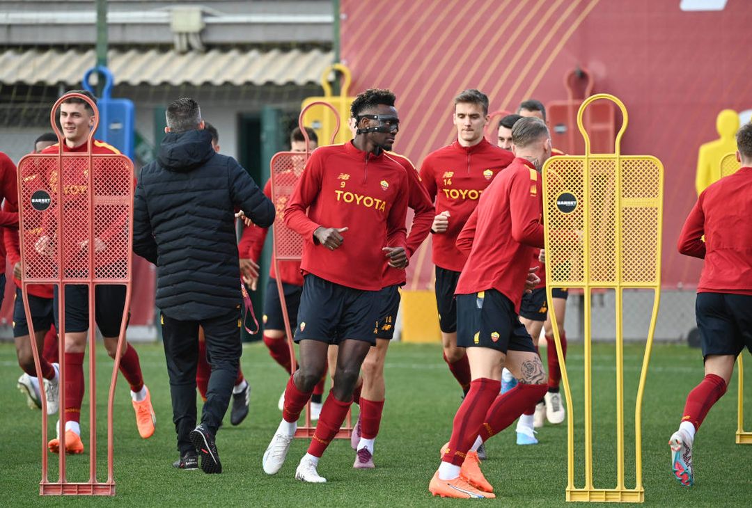 Vigilia di Roma-Salisburgo: allenamento con la mascherina per Abraham- FOTO GALLERY - immagine 3