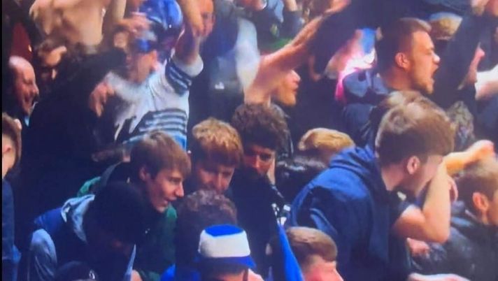 Leicester-Roma, tifoso con la maglia della Lazio in tribuna esulta al pareggio Leicester-Roma, tifoso con la maglia della Lazio in tribuna esulta al pareggio - immagine 1