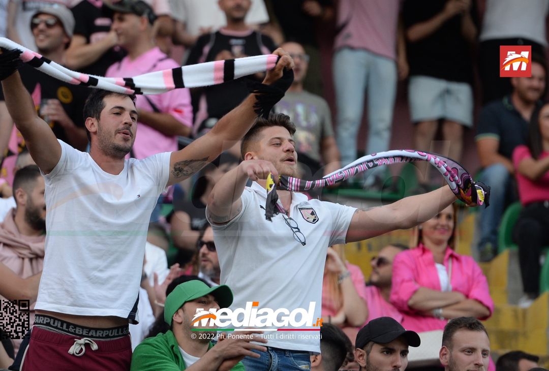 Fototifo, i tifosi allo stadio per Palermo-Feralpisaló 1-0 (gallery) - immagine 187
