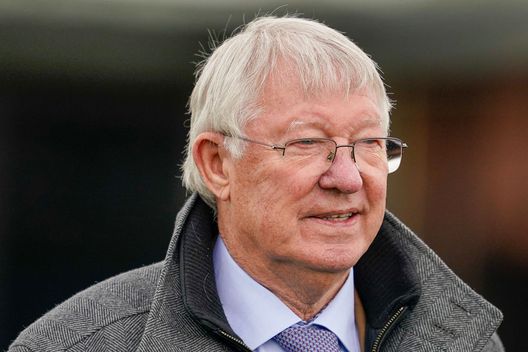 WARWICK, ENGLAND - NOVEMBER 16: Sir Alex Ferguson at Warwick Racecourse on November 16, 2022 in Warwick, England. (Photo by Alan Crowhurst/Getty Images) Ferguson: “Ho rifiutato per due volte l’Inghilterra, sono scozzese…” - immagine 1