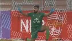Bahrein, il portiere “hockeysta” para il rigore: ma la sua difesa prende gol…