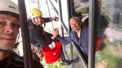 Spalletti, selfie con due giovani al Bosco Verticale. Look eccentrico per l’allenatore