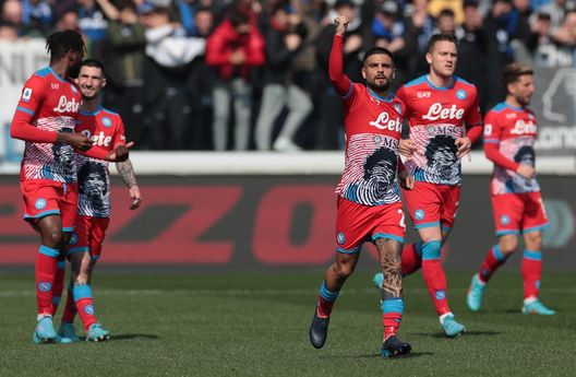 BERGAMO, ITALY - APRIL 03: Lorenzo Insigne of SSC Napoli celebrates after makes an assist for his teammate Matteo Politano that scored during the Serie A match between Atalanta BC and SSC Napoli at Gewiss Stadium on April 03, 2022 in Bergamo, Italy. (Photo by Emilio Andreoli/Getty Images) Insigne avverte la Fiorentina: “Da domani testa ai viola, abbiamo sette finali”- immagine 2