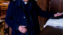 Parroco di 97 anni aggredito in chiesa e preso a sputi