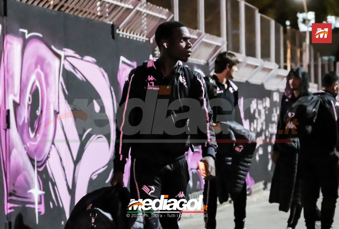 FOTO Palermo, i rosanero ritornano a Palermo dopo il ritiro a Manchester (Gallery) - immagine 11