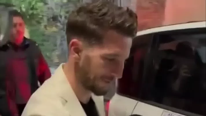 VIDEO Mertens cuore d’oro a Napoli: scende dal taxi per firmare maglie e autografi - immagine 1