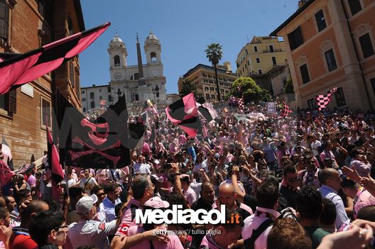  Finale di Coppa Italia a Roma tra Inter e Palermo. Tifosi rosanero sulla scalinata di Piazza di Spagna 29 maggio 2011 