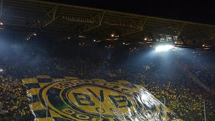 DORTMUND, GERMANY - JANUARY 30:    Fussball: 1. Bundesliga 03/04, Dortmund; Borussia Dortmund - FC Schalke 04 0:1; Zuschauerrekord beim Revierderby / Fans BVB 30.01.04.  (Photo by Christof Koepsel/Bongarts/Getty Images) 