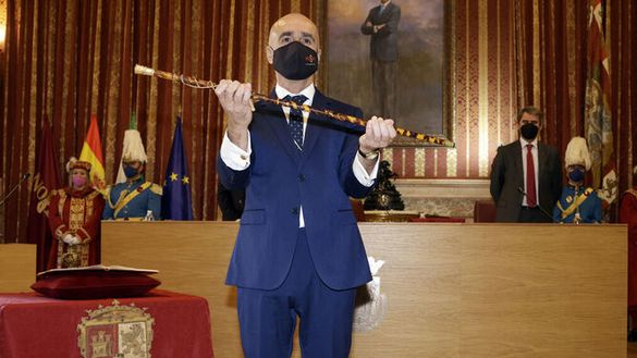 Il neo sindaco nella foto di Antonio Pizarro per Diariodesevilla.es A Siviglia appena insediato il nuovo sindaco: ed è subito derby di calcio in copa del Rey- immagine 2