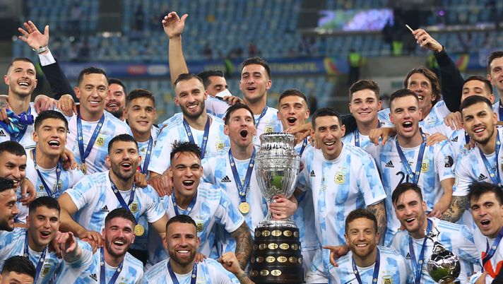 RIO DE JANEIRO, BRAZIL - JULY 10: Lionel Messi and Angel Di Maria of Argentina along with teammates pose with the trophy after winning the final of Copa America Brazil 2021 between Brazil and Argentina at Maracana Stadium on July 10, 2021 in Rio de Janeiro, Brazil. (Photo by Buda Mendes/Getty Images) RIO DE JANEIRO, BRAZIL - JULY 10: Lionel Messi and Angel Di Maria of Argentina along with teammates pose with the trophy after winning the final of Copa America Brazil 2021 between Brazil and Argentina at Maracana Stadium on July 10, 2021 in Rio de Janeiro, Brazil. (Photo by Buda Mendes/Getty Images)