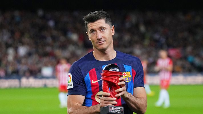 BARCELONA, SPAIN - NOVEMBER 05: Robert Lewandowski of FC Barcelona collects the La Liga MPV trophy for the month of October prior to the LaLiga Santander match between FC Barcelona and UD Almeria at Spotify Camp Nou on November 05, 2022 in Barcelona, Spain. (Photo by Alex Caparros/Getty Images) Novità dell’ultima ora: Lewandowski potrà giocare il derby contro l’Espanyol - immagine 1