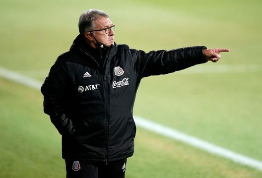 WIENER NEUSTADT, AUSTRIA - MARCH 30: Gerardo Martino, Head Coach of Mexico gives team instructions during the International Friendly match between Costa Rica and Mexico at the Wiener Neustaedter Stadion on March 30, 2021 in Wiener Neustadt, Austria. Sporting stadiums around Austria remain under strict restrictions due to the Coronavirus Pandemic as Government social distancing laws prohibit fans inside venues resulting in games being played behind closed doors. (Photo by Christian Hofer/Getty Images) Messico, la panchina del CT Tata Martino è a rischio - immagine 1