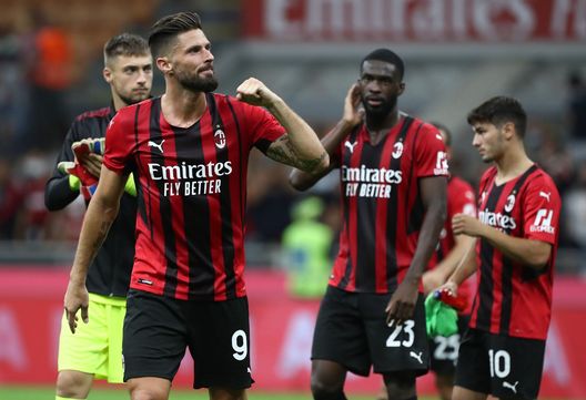 MILAN, ITALY - AUGUST 29: Olivier Giroud of AC Milan celebrates a victory at the end of the Serie A match between AC Milan and Cagliari Calcio at Stadio Giuseppe Meazza on August 29, 2021 in Milan, . (Photo by Marco Luzzani/Getty Images) MILAN, ITALY - AUGUST 29: Olivier Giroud of AC Milan celebrates a victory at the end of the Serie A match between AC Milan and Cagliari Calcio at Stadio Giuseppe Meazza on August 29, 2021 in Milan, . (Photo by Marco Luzzani/Getty Images)
