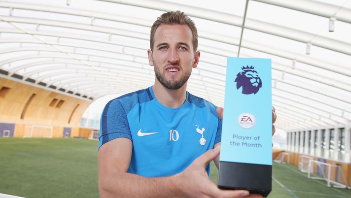 ENFIELD, ENGLAND - OCTOBER 12:  Harry Kane of Tottenham Hotspur poses with the EA SPORTS Player of the Month Award for September 2017 on October 12, 2017 in Enfield, England.  (Photo by Alex Morton/Getty Images for Premier League)  ENFIELD, ENGLAND - OCTOBER 12:  Harry Kane of Tottenham Hotspur poses with the EA SPORTS Player of the Month Award for September 2017 on October 12, 2017 in Enfield, England.  (Photo by Alex Morton/Getty Images for Premier League)