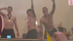 VIDEO Roma, cori contro la Lazio e Zaccagni durante la festa: Zaniolo canta coi tifosi