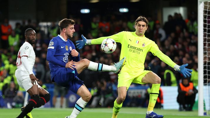 LONDON, ENGLAND - OCTOBER 05: Mason Mount of Chelsea scores a goal past Ciprian Tatarusanu of AC Milan which is later ruled offside during the UEFA Champions League group E match between Chelsea FC and AC Milan at Stamford Bridge on October 05, 2022 in London, England. (Photo by Catherine Ivill/Getty Images) MOVIOLA | Chelsea-Milan: gli episodi più controversi della sfida - immagine 1